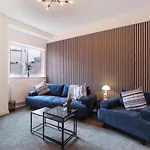 The Skipper's Rest - Beachfront Holiday home