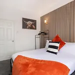 The Skipper's Rest - Beachfront Holiday home *