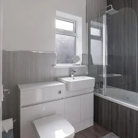 Holiday home 4 Bedroom House By Cozy Quarters Management Contractors With Parking *