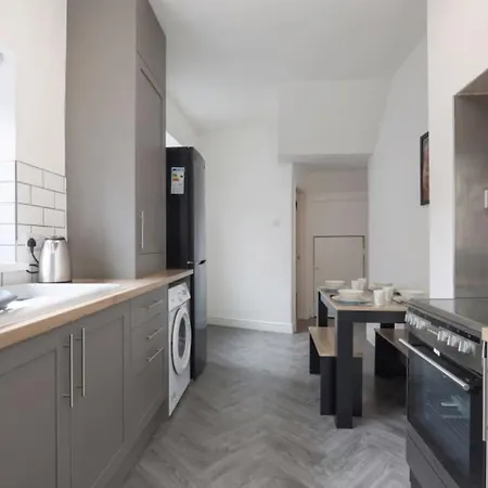 4 Bedroom House By Cozy Quarters Management Contractors With Parking Holiday home Redcar