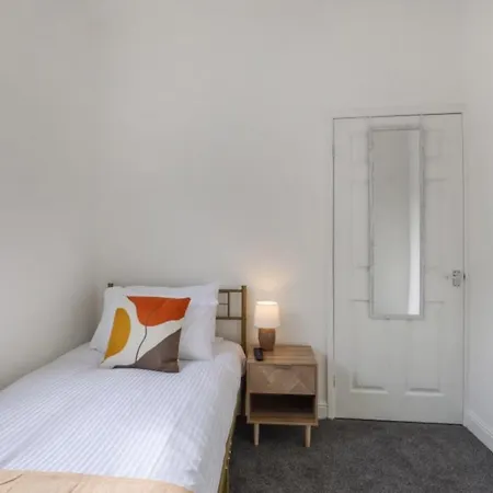 4 Bedroom House By Cozy Quarters Management Contractors With Parking Holiday home Redcar