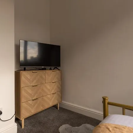 Holiday home 4 Bedroom House By Cozy Quarters Management Contractors With Parking