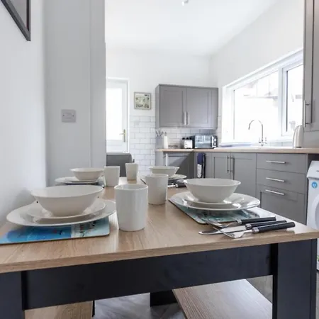4 Bedroom House By Cozy Quarters Management Contractors With Parking * Redcar