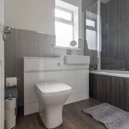 4 Bedroom House By Cozy Quarters Management Contractors With Parking *