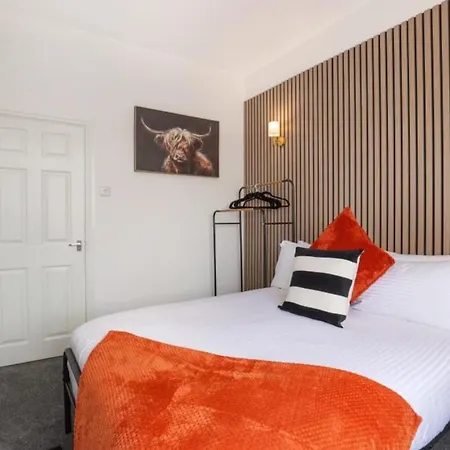 4 Bedroom House By Cozy Quarters Management Contractors With Parking Holiday home *