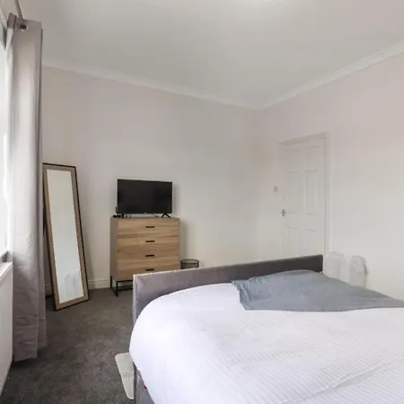 4 Bedroom House By Cozy Quarters Management Contractors With Parking Holiday home *